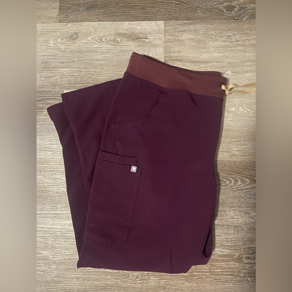 Maroon Figs scrub bottoms, large petite